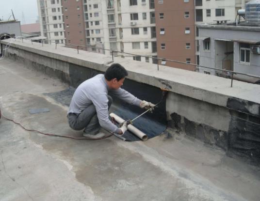 青岛防水公司为楼顶防水工程施工中